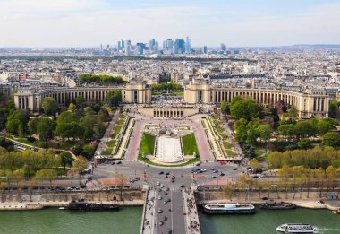 Eyfel Kulesi'nden Paris şehri ve Seine Nehri'nin havadan görünümü. Fra