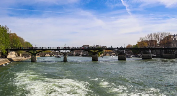 Voetgangersbrug (Pont des Arts) over de rivier de Seine en de historische — Stockfoto