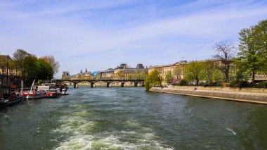 Seine nehri üzerinde yaya köprüsü (Pont des Arts) ve tarihi 