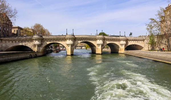 El puente de pie más antiguo (Pont Neuf) a través del río Sena —  Fotos de Stock