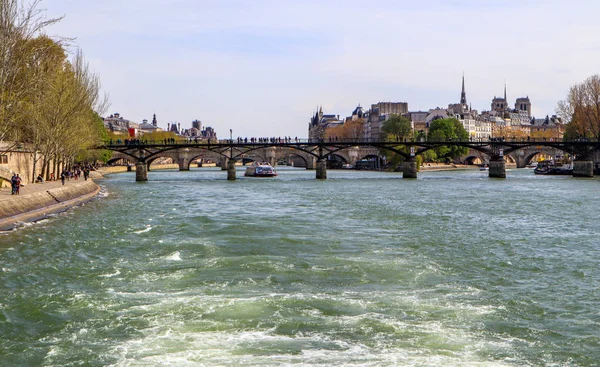 Most dla pieszych (Pont des Arts) nad Sekwaną i zabytkowymi — Zdjęcie stockowe