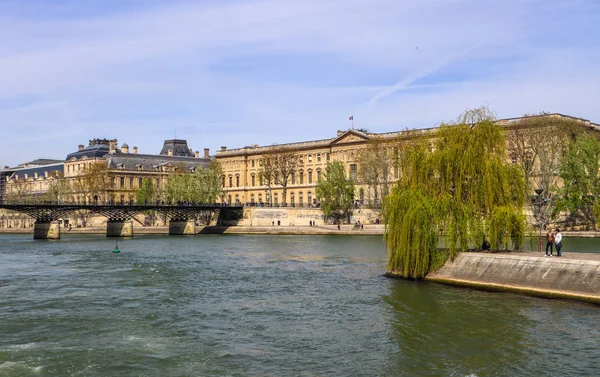 Puente peatonal (Pont des Arts) sobre el río Sena e histórico —  Fotos de Stock