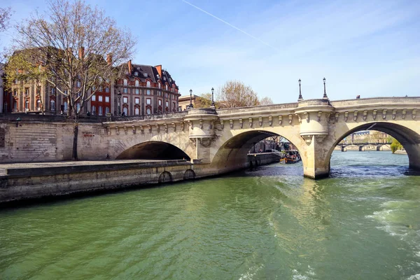 De oudste staande brug (Pont Neuf) aan de overkant van de rivier de Seine — Stockfoto