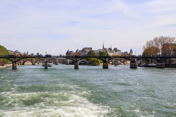 Most dla pieszych (Pont des Arts) nad Sekwaną i zabytkowymi — Zdjęcie stockowe