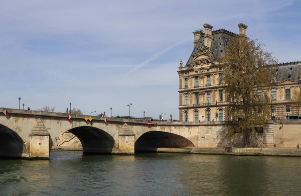 Jeden z nejstarších mostů (Pont Royal) přes řeku Seine a — Stock fotografie