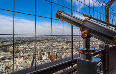 Eyfel Kulesi'nden Paris şehrinin teleskopu ve havadan görünümü. Frangı