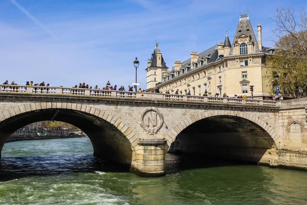 Parijs/Frankrijk-april 05 2019: brug Pont Saint-Michel over — Stockfoto