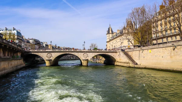 Puente Pont Saint-Michel a través del río Sena y hermoso histo —  Fotos de Stock