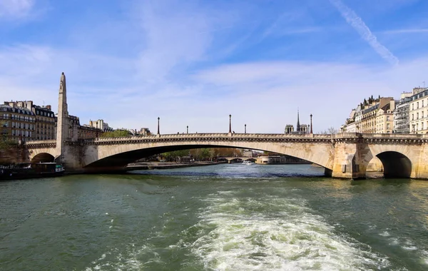 Most Pont de La Tournelle przez Sekwanę i piękny jego — Zdjęcie stockowe