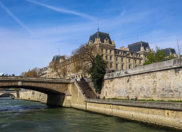 Paris/Frankrike-april 06 2019: överbrygga över Seine floden och vara — Stockfoto