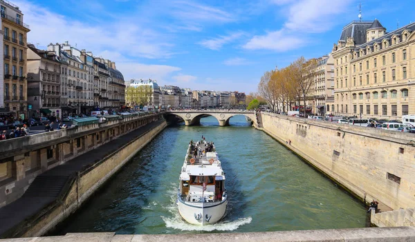 París / Francia - 5 de abril de 2019: Hermoso paisaje urbano de París, Sa —  Fotos de Stock