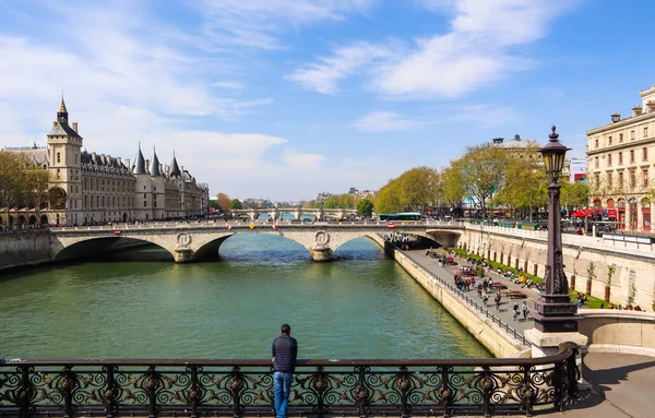 Paris/Frankrike-april 06 2019: den härliga stadsbilden av Paris och — Stockfoto