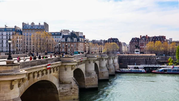 París / Francia - 05 de abril de 2019: Puente Pont Neuf a través de Seine Ri —  Fotos de Stock