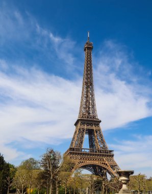 Paris Fransa'da Eyfel Kulesi bulutlar ile mavi gökyüzüne karşı. Nisan