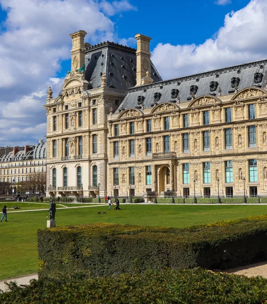 Magnifique jardin des Tuileries du Palais du Louvre au printemps. Paris Fra — Photo