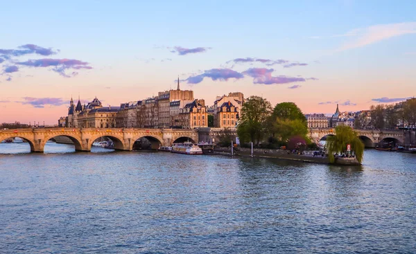 De oudste brug (Pont Neuf) over de rivier de Seine en de historische — Stockfoto