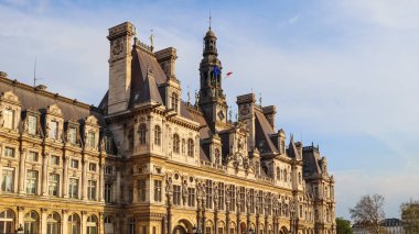 Gün batımında Hotel de Ville. Paris Fransa Belediyesi