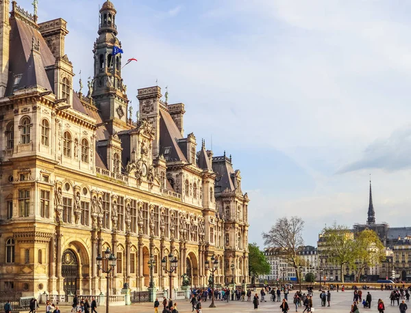 París / Francia - 04 de abril de 2019: Plaza frente al Hotel de Vill — Foto de Stock