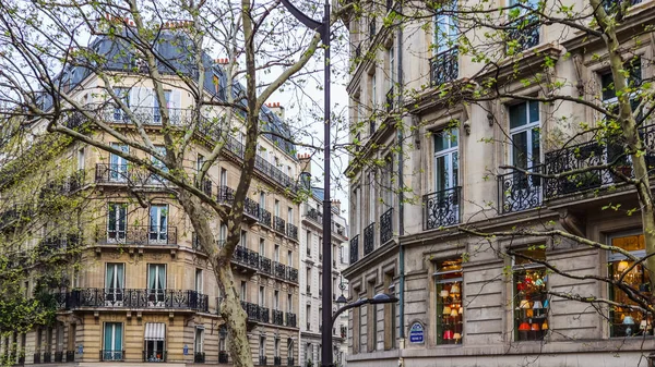 Architecture de Paris France. Façades d'un appartement traditionnel — Photo