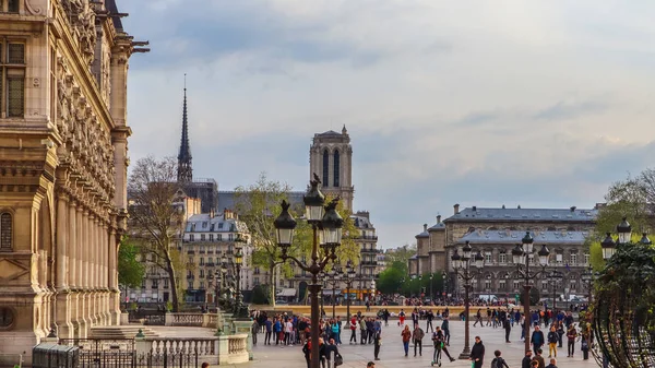 París / Francia - 04 de abril de 2019: Plaza frente al Hotel de Ville — Foto de Stock