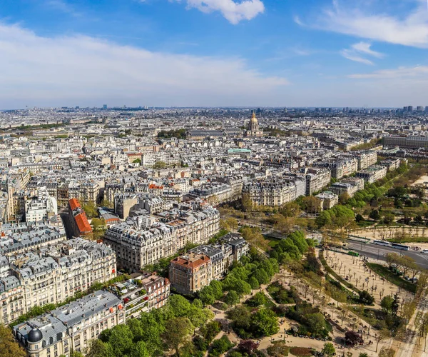 Vista aérea de la ciudad de París desde la Torre Eiffel. En Francia. Abril 2019 — Foto de Stock