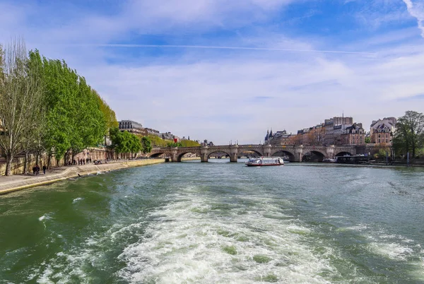 Najstarszy stojący most (Pont Neuf) na rzece Sekwanie, — Zdjęcie stockowe