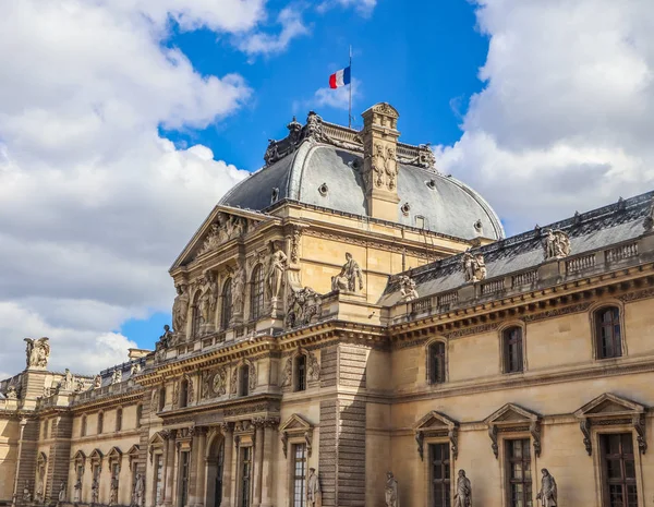 Detalles arquitectónicos de la fachada del palacio del Louvre en Pari — Foto de Stock