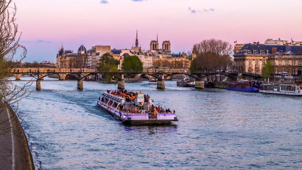 Barco turístico, el puente más antiguo (Pont Neuf) a través del Sena —  Fotos de Stock