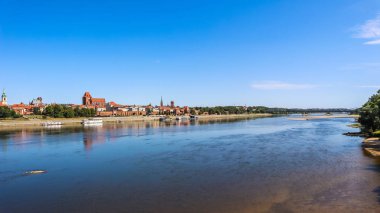 Torun şehrinin ve Wisla (Vistula) nehrinin panoramik manzarası