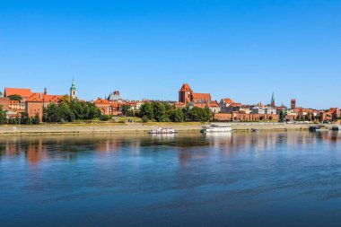 Torun şehrinin ve Wisla (Vistula) nehrinin panoramik manzarası