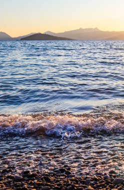 Akdeniz kıyısında güzel bir gün batımı Adaları ve Mou ile