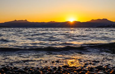 Akdeniz kıyısında güzel bir gün batımı Adaları ve Mou ile