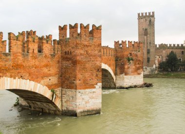 Scaliger Köprüsü (Ponte Scaligero) veya Castelvecchio Köprüsü 