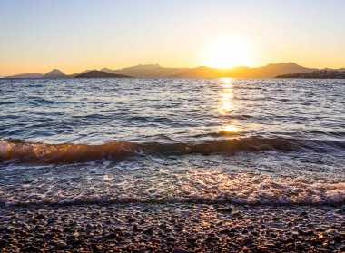 Akdeniz kıyısında güzel bir gün batımı Adaları ve Mou ile