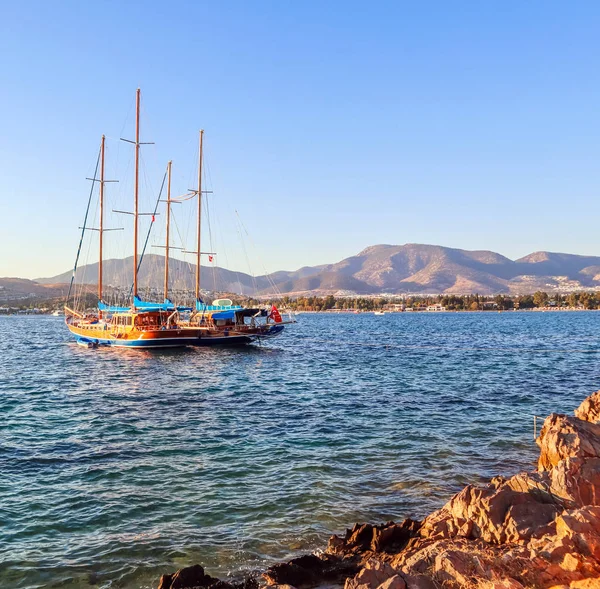 Bela costa mediterrânica com ilhas, montanhas e iates — Fotografia de Stock