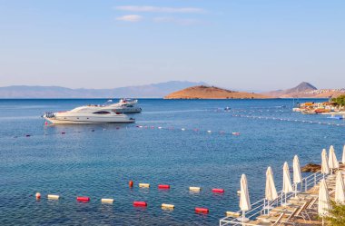 Adaları, dağları ve yatları olan güzel Akdeniz kıyıları