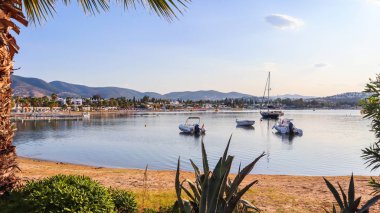 Sakin suları, kumlu plajları, tekneleri ve yatları olan güzel bir koy. Sm