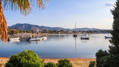 Sakin suları, kumlu plajları, tekneleri ve yatları olan güzel bir koy. Sm