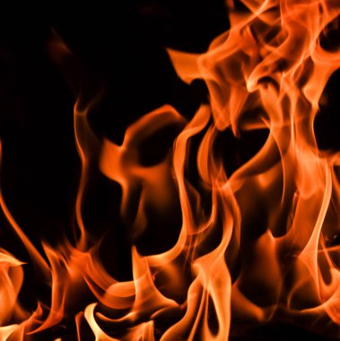 Siyah arka planda ateş alevleri. Ateşin gizemi.