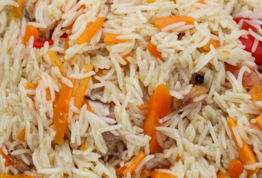 Büyük dökme bir tencerede pirinç pilavı pişirmek.