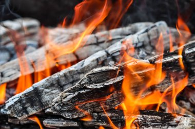 Ateş alevleri ve yanan odun kömürleri. Kopyalama, metin, sözcükleriniz için boşluk.