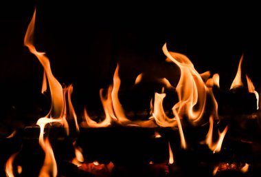 Siyah arka planda kırmızı alev alevi