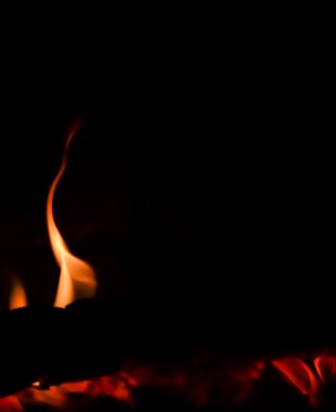 Siyah arka planda kırmızı alev alevi