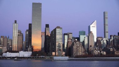 New York'un midtown Manhattan günbatımı manzarası panoramik görünümü üzerinde Hudson 