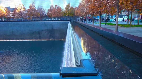 gece parkta Çeşme / New York City - ABD. Görünüm aşağı Manhattan / 19 Aralık 2018