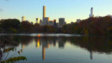 Dubai, Birleşik Arap Emirlikleri - Nisan, 2018: Dubai şehir silüetinin geceleri. En uzun otel dünyanın Gevora. Sheikh zayed road. Lüks seyahat. -Görüntü