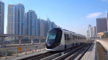 Dubai, Birleşik Arap Emirlikleri - Nisan, 2018: Dubai şehir silüetinin geceleri. En uzun otel dünyanın Gevora. Sheikh zayed road. Lüks seyahat. -Görüntü