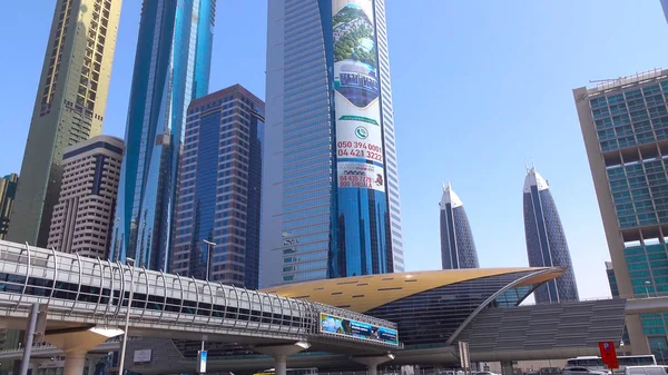 Dubai, Birleşik Arap Emirlikleri - yaklaşık Aralık 2018 - Burj Khalifa, dünyanın, bina en yüksek Şeyh Zayed yolu üzerinde gündüz ayakta..