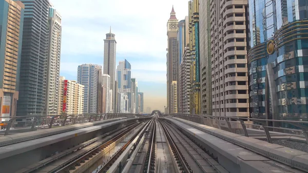 Dubai, Birleşik Arap Emirlikleri - Nisan, 2018: Dubai şehir silüetinin geceleri. En uzun otel dünyanın Gevora. Sheikh zayed road. Lüks seyahat. -Görüntü