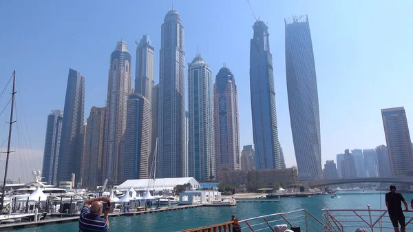 Dubai, Birleşik Arap Emirlikleri - Nisan, 2018: Dubai şehir silüetinin geceleri. En uzun otel dünyanın Gevora. Sheikh zayed road. Lüks seyahat. -Görüntü